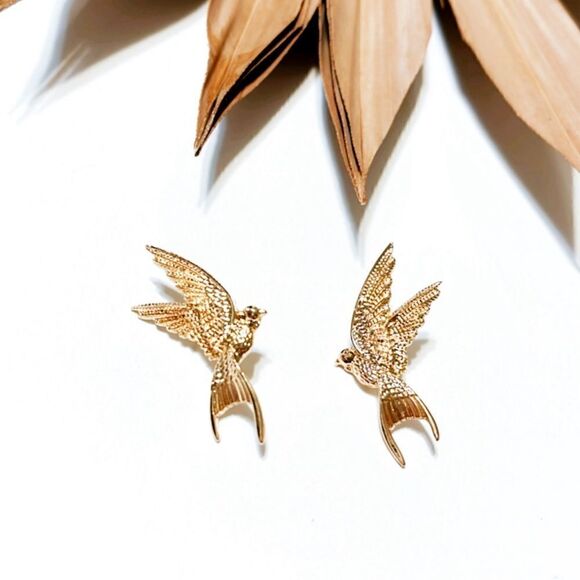 Gold bird stud earrings A159 - Picture 3 of 5